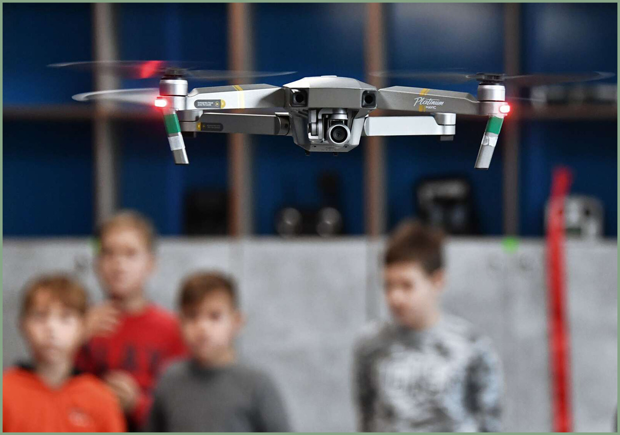 Дроны  залетели в   школы   — образовательные учреждения закупили 18 000 беспилотников.